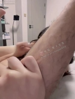 国产极品骚少妇，蛇舌御姐女主播「雪梨」独家重金私人订制，大屌群友化身榜一大哥，高颜风骚御姐口交毒龙 截图3