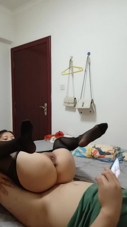 颜值不错的丝袜露脸人妻跟小哥在家激情啪啪，让小哥舔逼69口交大鸡巴，从床上草到浴室，揉奶玩逼淫声荡语 截图9