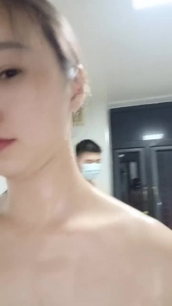 颜值不错的丝袜露脸人妻跟小哥在家激情啪啪，让小哥舔逼69口交大鸡巴，从床上草到浴室，揉奶玩逼淫声荡语 截图12