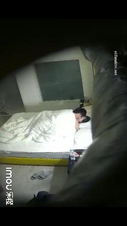 乐橙酒店偷拍 ️年轻小情侣各种姿势侧入对方妹子表情夸张 截图3