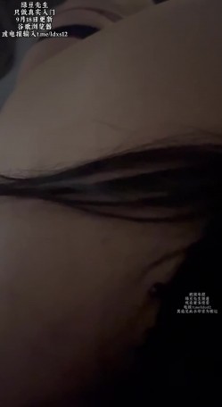 『喜欢我的大姨子』毛娇又去外地教课了，又是到了我与大姨子欢愉的时刻了，豹纹红丝，黑丝玩弄小穴 截图9