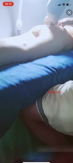 坑爹按摩院男技师偷拍【私处保健直播】逼毛浓密少妇按哪都说疼估计有妇科病所以没有搞成 截图5