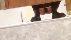 大神潜入路边公厕全景偷拍几位美女 各种极品小黑鲍鱼 截图2
