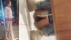 大神潜入路边公厕全景偷拍几位美女 各种极品小黑鲍鱼 截图13
