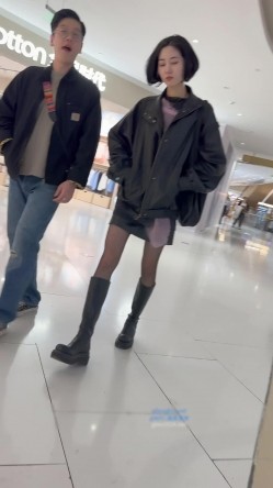 大神商场尾随偷拍 ️美女裙底风光气质靓女和男友逛街。情趣吊带黑丝骚丁性感 截图1