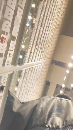 大神商场尾随偷拍 ️美女裙底风光气质靓女和男友逛街。情趣吊带黑丝骚丁性感 截图3
