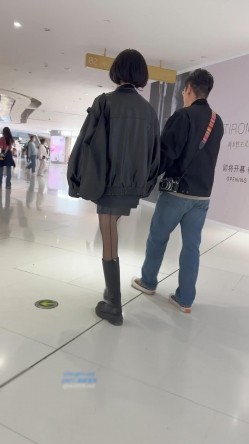 大神商场尾随偷拍 ️美女裙底风光气质靓女和男友逛街。情趣吊带黑丝骚丁性感 截图4