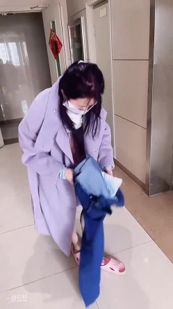 嫂子打赌输了在电梯走廊里暴露两分钟 看看有没有幸运邻居碰上！ 截图3