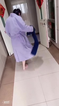 嫂子打赌输了在电梯走廊里暴露两分钟 看看有没有幸运邻居碰上！ 截图16