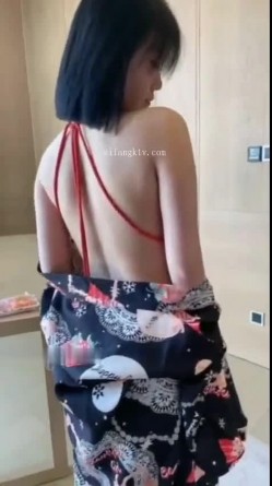 美术老师兼秀人网女神模特【一颗甜蛋黄a】土豪私人订制露三点假屌自慰反差类型的宝藏女孩 截图2