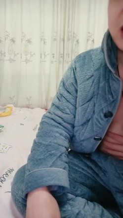 淫妻主动扒下大哥裤子舔鸡巴，让大哥吃着奶子抠着骚穴呻吟，露脸激情上位抽插让大哥爆草蹂躏直接在逼里射了 截图2