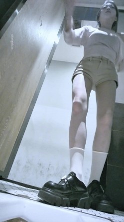 酒吧女厕高清后拍单售精品系列 几个极品闺蜜一起上厕所老板娘的性感大屁股 截图2