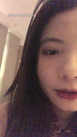 高颜值苗条妹子【安琪拉】洗完澡自摸掰穴，大黑牛震动一番再被炮友猛操 截图5