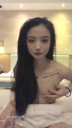 高颜值苗条妹子【安琪拉】洗完澡自摸掰穴，大黑牛震动一番再被炮友猛操 截图9