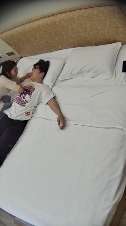 清纯小情侣大清早起来啪啪 圆润小翘臀坐在男友身上猛烈冲击 截图2