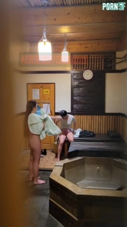 情侣私人温泉旅馆被工作人员暗藏摄像头偷拍传网络,受害女崩溃大哭 截图2
