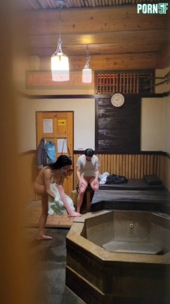 情侣私人温泉旅馆被工作人员暗藏摄像头偷拍传网络,受害女崩溃大哭 截图3
