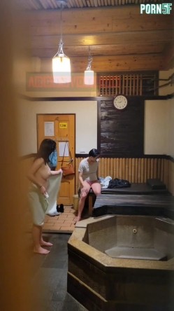 情侣私人温泉旅馆被工作人员暗藏摄像头偷拍传网络,受害女崩溃大哭 截图5