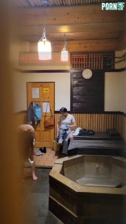 情侣私人温泉旅馆被工作人员暗藏摄像头偷拍传网络,受害女崩溃大哭 截图6