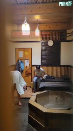 情侣私人温泉旅馆被工作人员暗藏摄像头偷拍传网络,受害女崩溃大哭 截图7