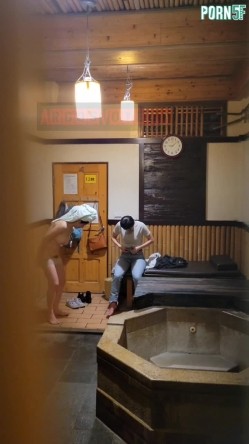 情侣私人温泉旅馆被工作人员暗藏摄像头偷拍传网络,受害女崩溃大哭 截图9