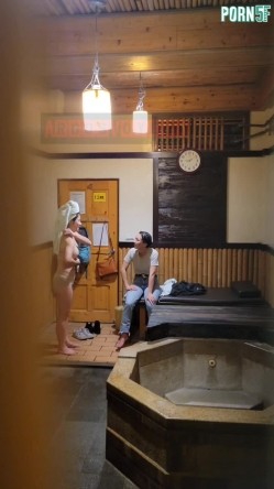 情侣私人温泉旅馆被工作人员暗藏摄像头偷拍传网络,受害女崩溃大哭 截图11