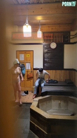 情侣私人温泉旅馆被工作人员暗藏摄像头偷拍传网络,受害女崩溃大哭 截图12