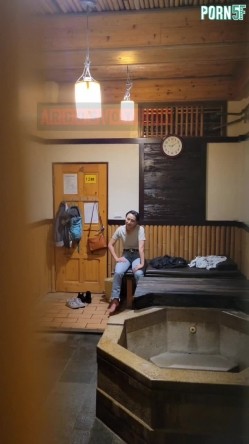 情侣私人温泉旅馆被工作人员暗藏摄像头偷拍传网络,受害女崩溃大哭 截图13