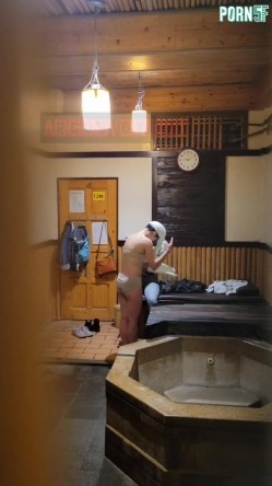 情侣私人温泉旅馆被工作人员暗藏摄像头偷拍传网络,受害女崩溃大哭 截图14