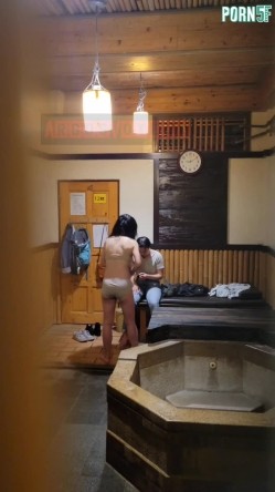 情侣私人温泉旅馆被工作人员暗藏摄像头偷拍传网络,受害女崩溃大哭 截图15
