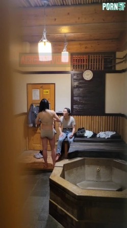 情侣私人温泉旅馆被工作人员暗藏摄像头偷拍传网络,受害女崩溃大哭 截图16