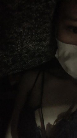 黑灯瞎火好办事，黑丝骚逼深夜跟小哥户外车震啪啪，自慰骚穴口交大鸡巴，主动拿着鸡巴上位爆草，让小哥摸奶 截图1