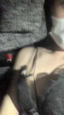 黑灯瞎火好办事，黑丝骚逼深夜跟小哥户外车震啪啪，自慰骚穴口交大鸡巴，主动拿着鸡巴上位爆草，让小哥摸奶 截图2