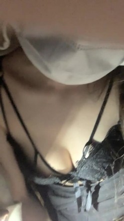 黑灯瞎火好办事，黑丝骚逼深夜跟小哥户外车震啪啪，自慰骚穴口交大鸡巴，主动拿着鸡巴上位爆草，让小哥摸奶 截图9
