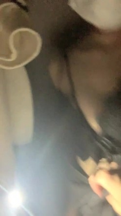 黑灯瞎火好办事，黑丝骚逼深夜跟小哥户外车震啪啪，自慰骚穴口交大鸡巴，主动拿着鸡巴上位爆草，让小哥摸奶 截图10