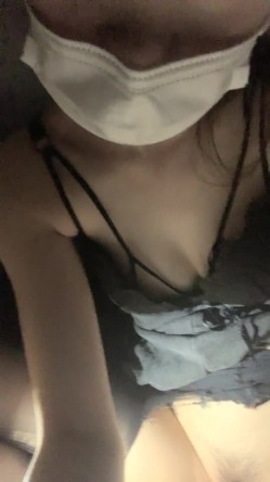 黑灯瞎火好办事，黑丝骚逼深夜跟小哥户外车震啪啪，自慰骚穴口交大鸡巴，主动拿着鸡巴上位爆草，让小哥摸奶 截图13