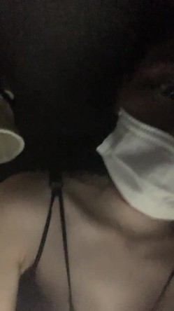 黑灯瞎火好办事，黑丝骚逼深夜跟小哥户外车震啪啪，自慰骚穴口交大鸡巴，主动拿着鸡巴上位爆草，让小哥摸奶 截图14