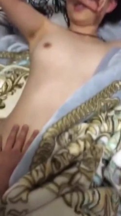大哥和嫂子吵架了 嫂子跑到沙发上睡偷偷玩了一下她的B没敢操 截图1
