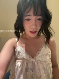 ️极品反差甜妹【lucy2027】表情非常可爱的学生妹趁着没人在教室和厕所自慰 截图3