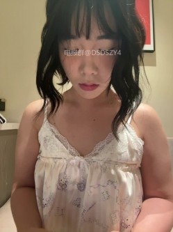 ️极品反差甜妹【lucy2027】表情非常可爱的学生妹趁着没人在教室和厕所自慰 截图10