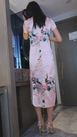 最新破解学院私拍 ️极品高跟长腿车模酒店大尺度私拍换装各种旗袍制服被摄影师咸猪手摸逼丝袜飞机 截图1
