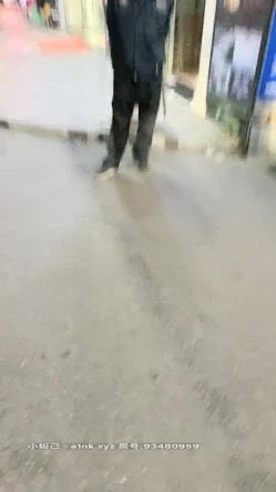 极品户外一姐【你好迷人】戴着跳蛋逛街，大街上路边摊情侣身后潮吹喷水，勾引两小伙公厕双飞 截图1