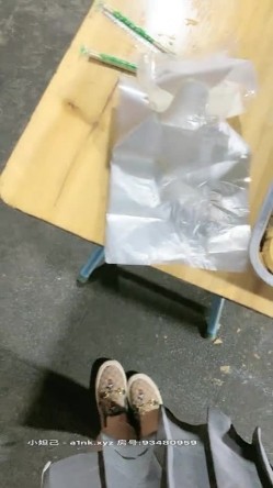 极品户外一姐【你好迷人】戴着跳蛋逛街，大街上路边摊情侣身后潮吹喷水，勾引两小伙公厕双飞 截图2