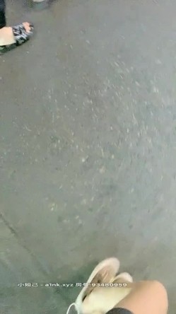 极品户外一姐【你好迷人】戴着跳蛋逛街，大街上路边摊情侣身后潮吹喷水，勾引两小伙公厕双飞 截图3
