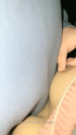 极品户外一姐【你好迷人】戴着跳蛋逛街，大街上路边摊情侣身后潮吹喷水，勾引两小伙公厕双飞 截图5