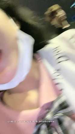 极品户外一姐【你好迷人】戴着跳蛋逛街，大街上路边摊情侣身后潮吹喷水，勾引两小伙公厕双飞 截图7