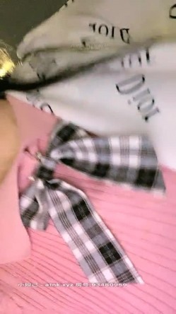 极品户外一姐【你好迷人】戴着跳蛋逛街，大街上路边摊情侣身后潮吹喷水，勾引两小伙公厕双飞 截图8