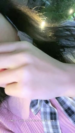 极品户外一姐【你好迷人】戴着跳蛋逛街，大街上路边摊情侣身后潮吹喷水，勾引两小伙公厕双飞 截图9