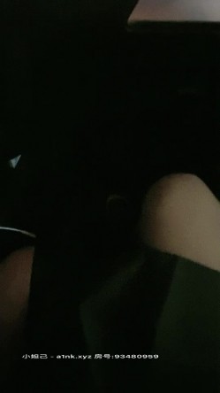 极品户外一姐【你好迷人】戴着跳蛋逛街，大街上路边摊情侣身后潮吹喷水，勾引两小伙公厕双飞 截图11