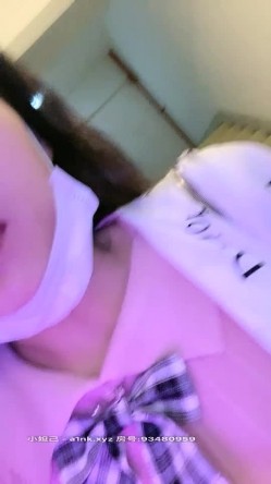 极品户外一姐【你好迷人】戴着跳蛋逛街，大街上路边摊情侣身后潮吹喷水，勾引两小伙公厕双飞 截图12